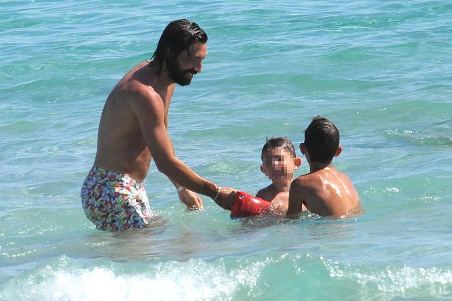 Tuffi, giochi e sorrisi. Niente di meglio che stare con i figli per dimenticare il brutto Mondiale brasiliano. Ecco Andrea Pirlo in vacanza a Ibiza con i bimbi avuti dall&#39;ex moglie Deborah Roversi. (Olycom)